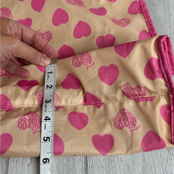 Pink By Victoria’s Secret Victoria’s Valentine's Day Beauty Bag - Picture 5 of 6